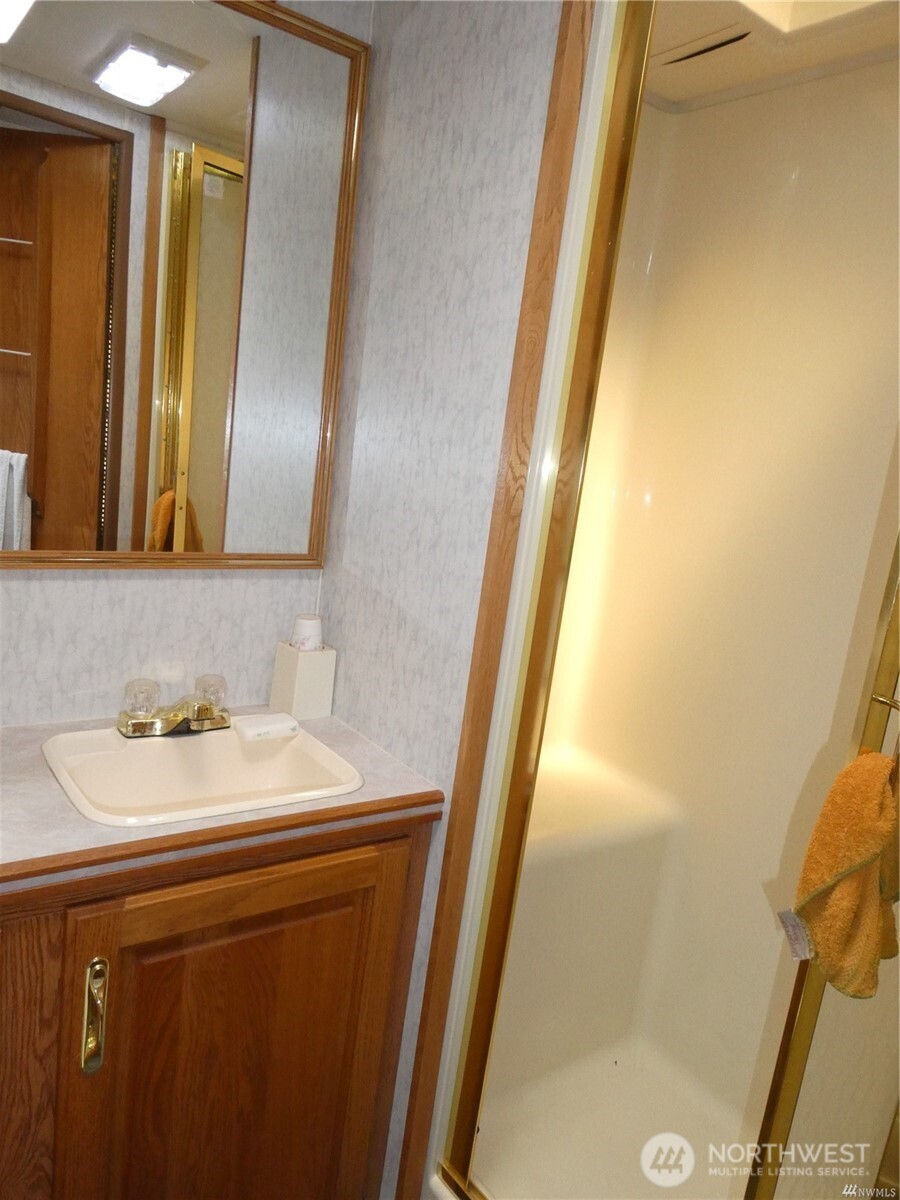 831 Horse Heaven Road Cle Elum, WA 98922 - Photo 19 of 32 a bathroom with a sink and a mirror