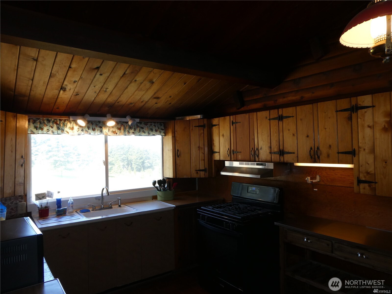 831 Horse Heaven Road Cle Elum, WA 98922 - Photo 28 of 32 a kitchen with a large window in it and outdoor seating