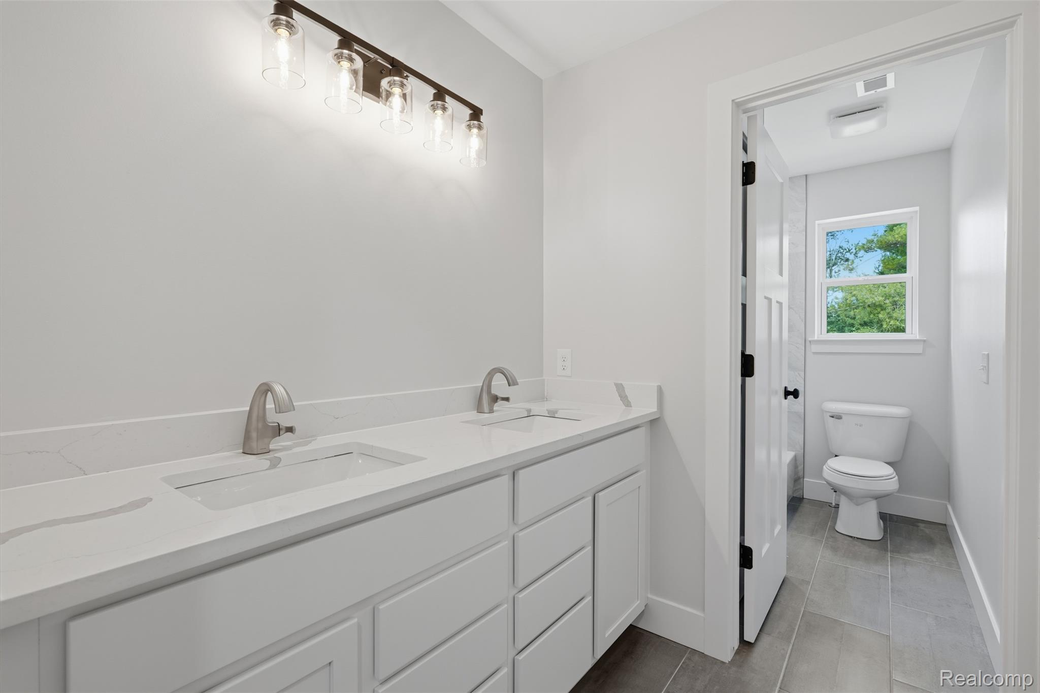 9400 Roland Brighton, MI 48116 - Photo 23 of 41 Full bathroom on upper level.