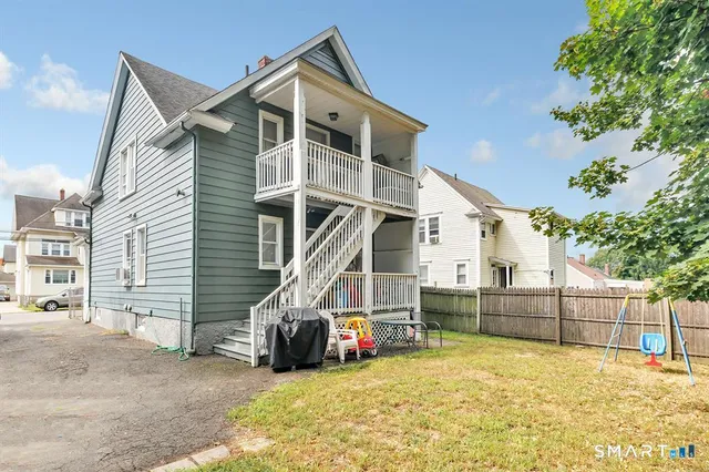 a view of a yard in front of house