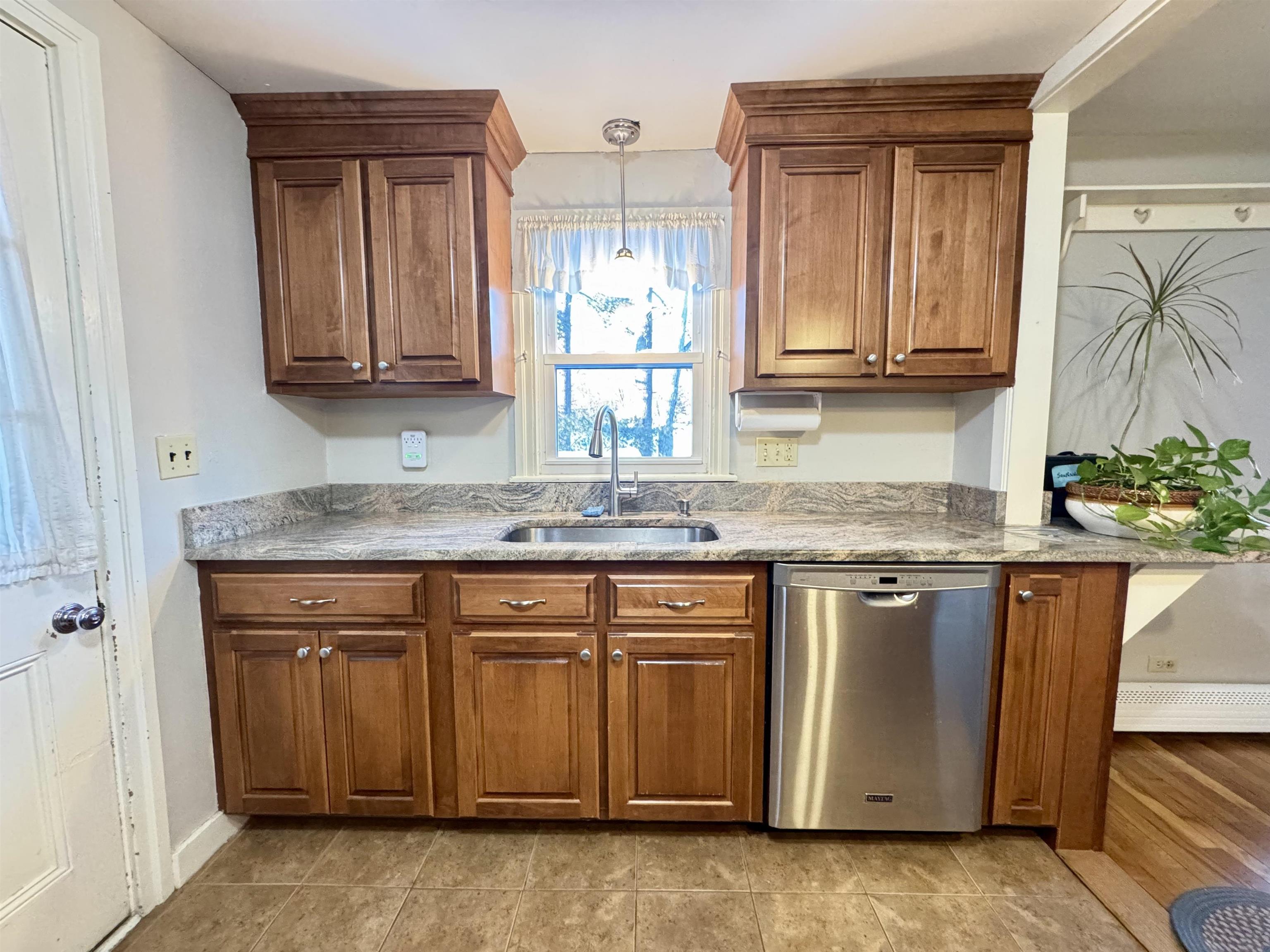 264 North Street Manchester, NH 03104 - Photo 12 of 60