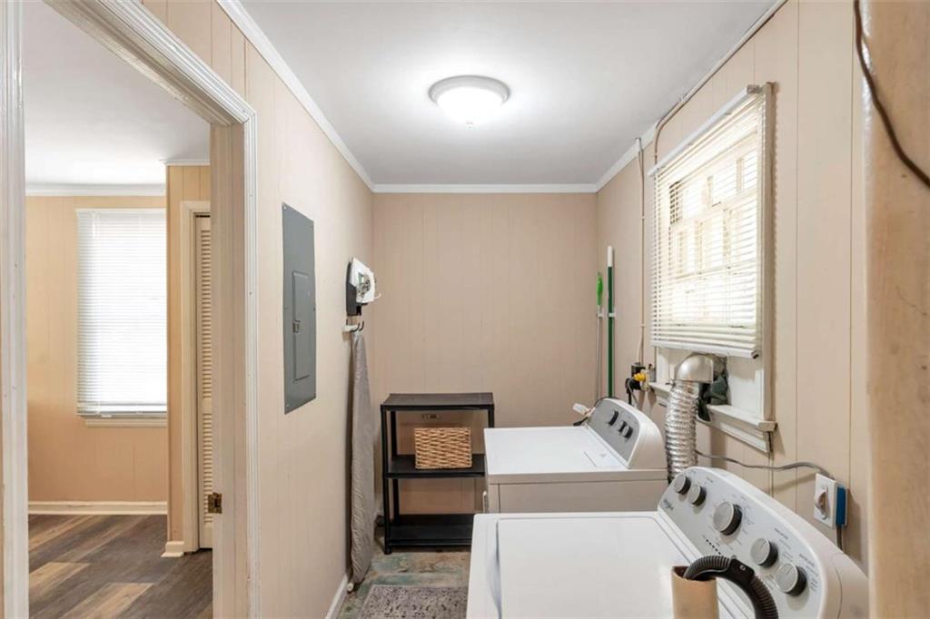1766 Brewer Boulevard Southwest Atlanta, GA 30310 - Photo 10 of 30 a bathroom with a tub sink and mirror