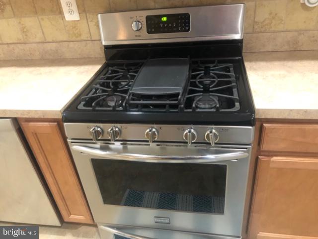 3828 Monterey Road Baltimore, MD 21218 - Photo 15 of 36 Gas Stove