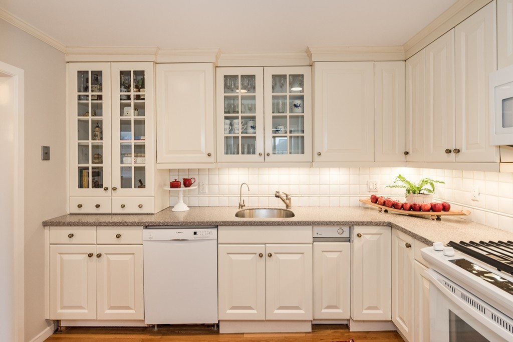 23 Pinckney Street, Unit 4 Boston, MA 02114 - Photo 5 of 13