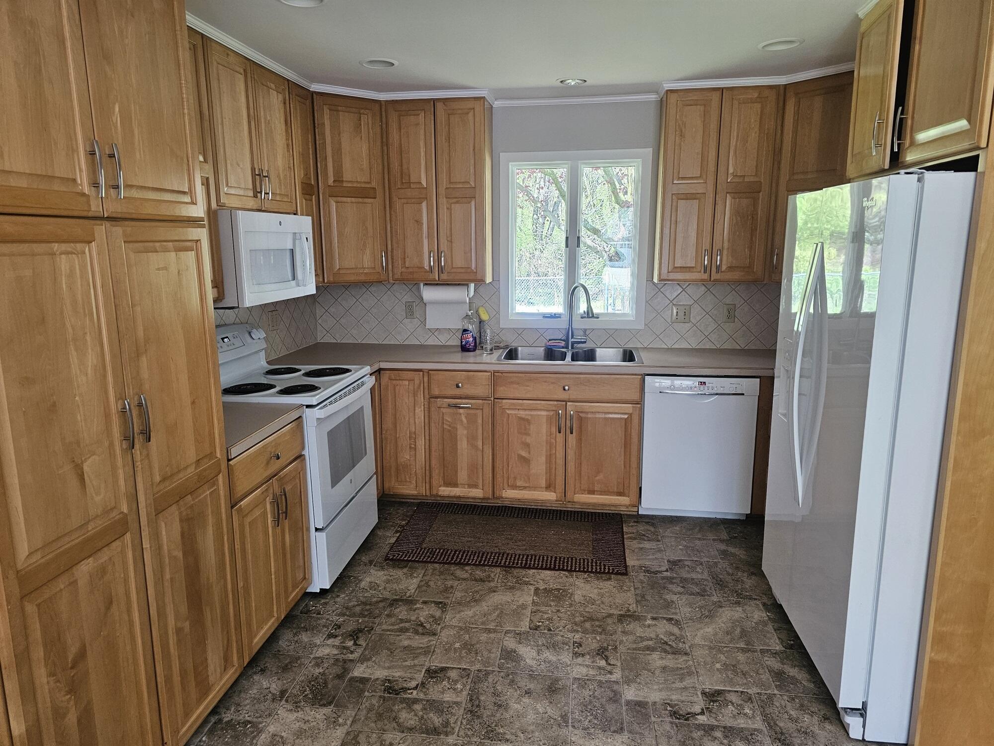1307 Northampton Road Kalamazoo, MI 49006 - Photo 2 of 7 1