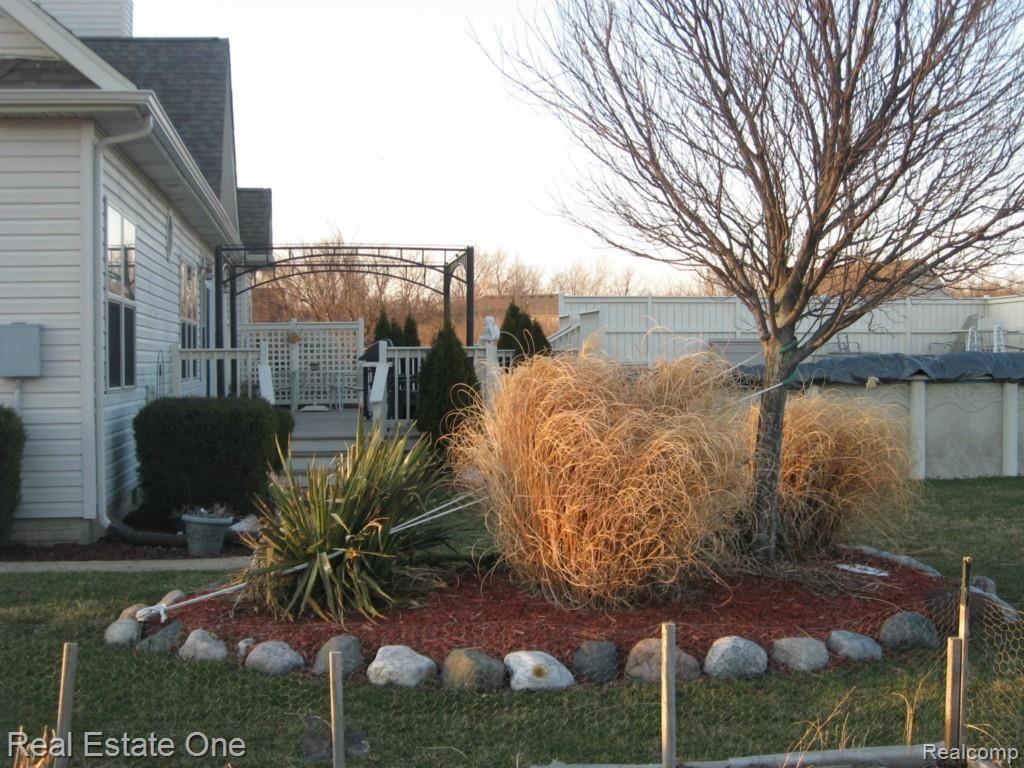 25353 Rust Road New Boston, MI 48164 - Photo 8 of 28 GORGEOUS LANDSCAPING