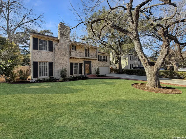 a view of a house with a backyard