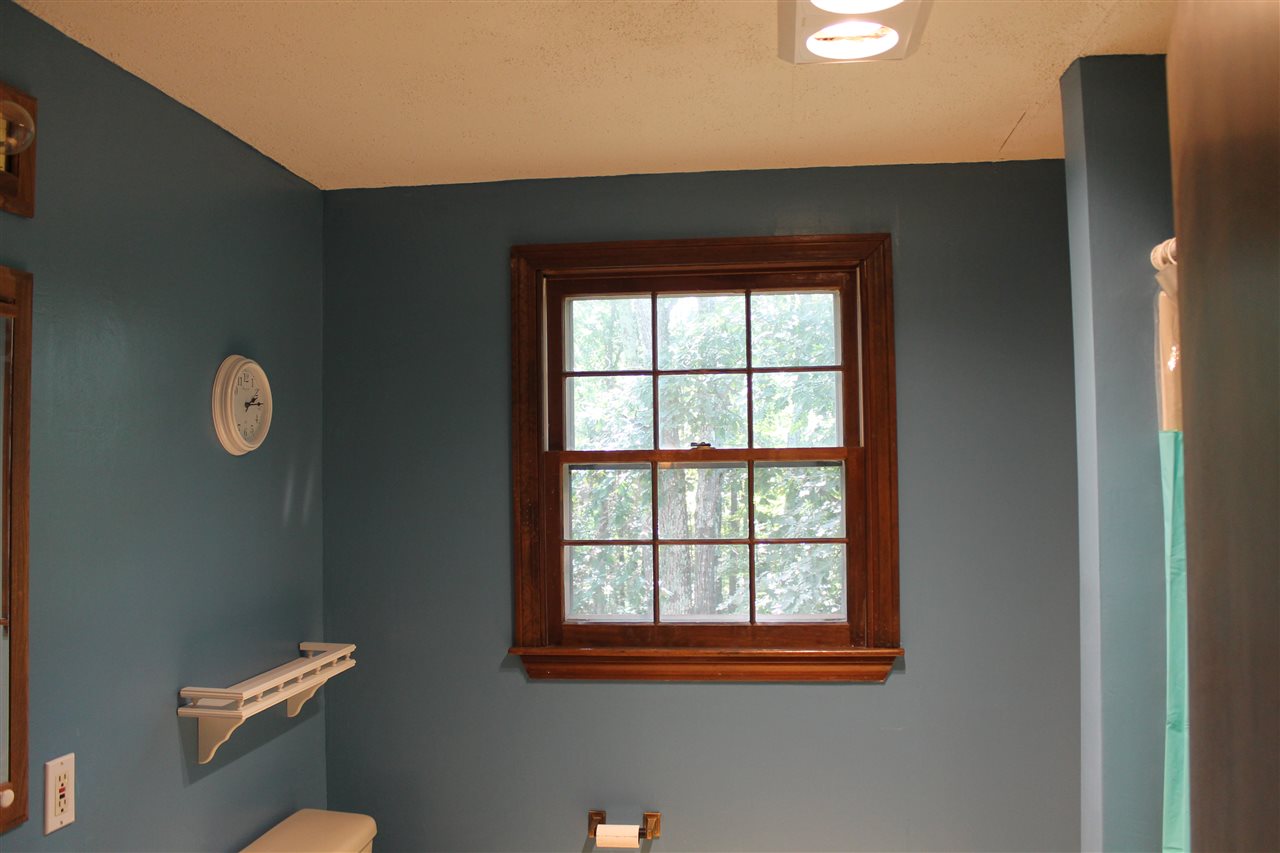 2 Thames Road Derry, NH 03038 - Photo 13 of 16