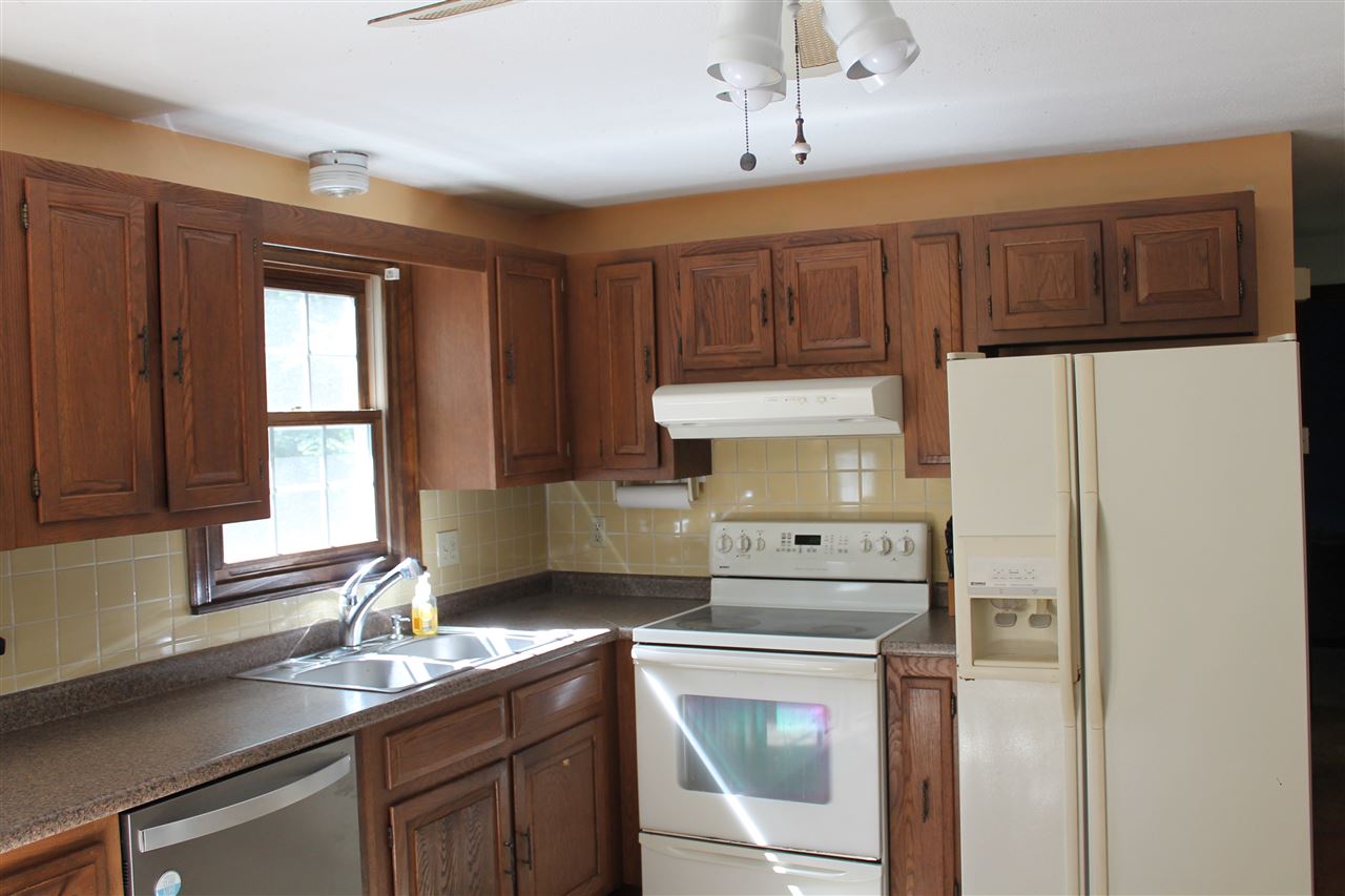 2 Thames Road Derry, NH 03038 - Photo 4 of 16