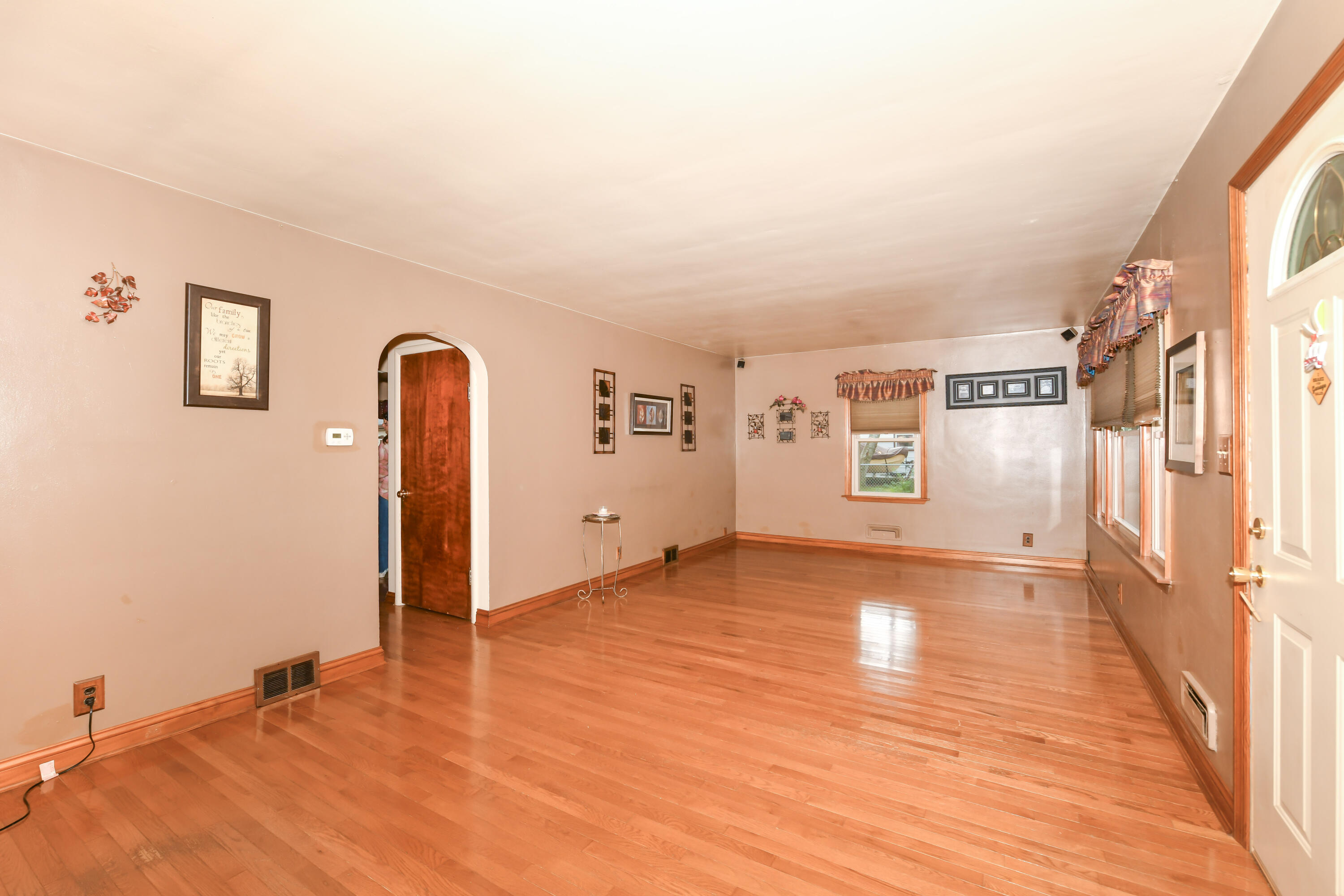 1509 Illinois Street Racine, WI 53405 - Photo 6 of 35 Living Room