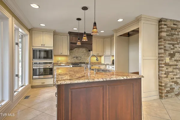 $1,199,999 | 541 Plantation Drive, Richlands, VA 24641