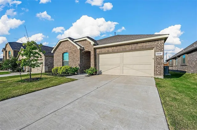 $359,900 | 5025 Salinger Drive, Aubrey, TX 76227