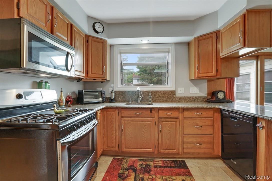 14390 Henry Ruff Road Livonia, MI 48154 - Photo 8 of 26 dsc02163-dsc02165.jpg