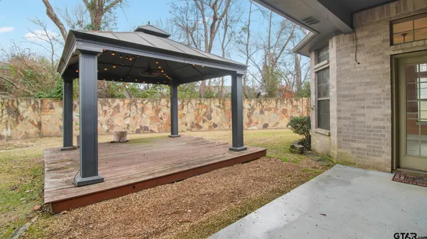 a view of a house with backyard and trees