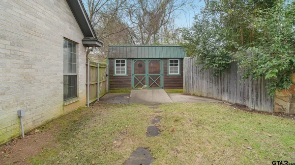 a view of a house with backyard and garden