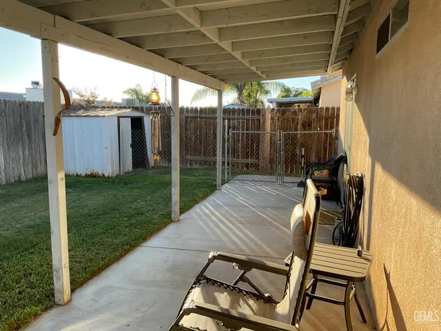 a view of a backyard