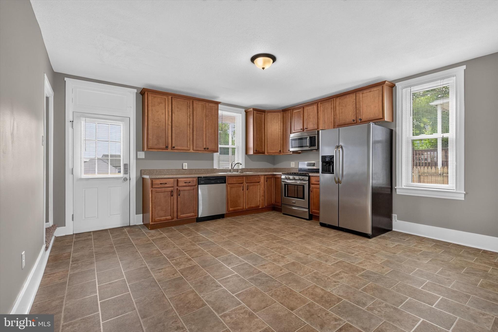 2463 South Queen Street York, PA 17402 - Photo 5 of 33