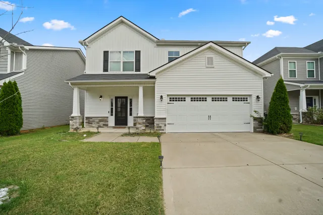 a view of a yard in front of house
