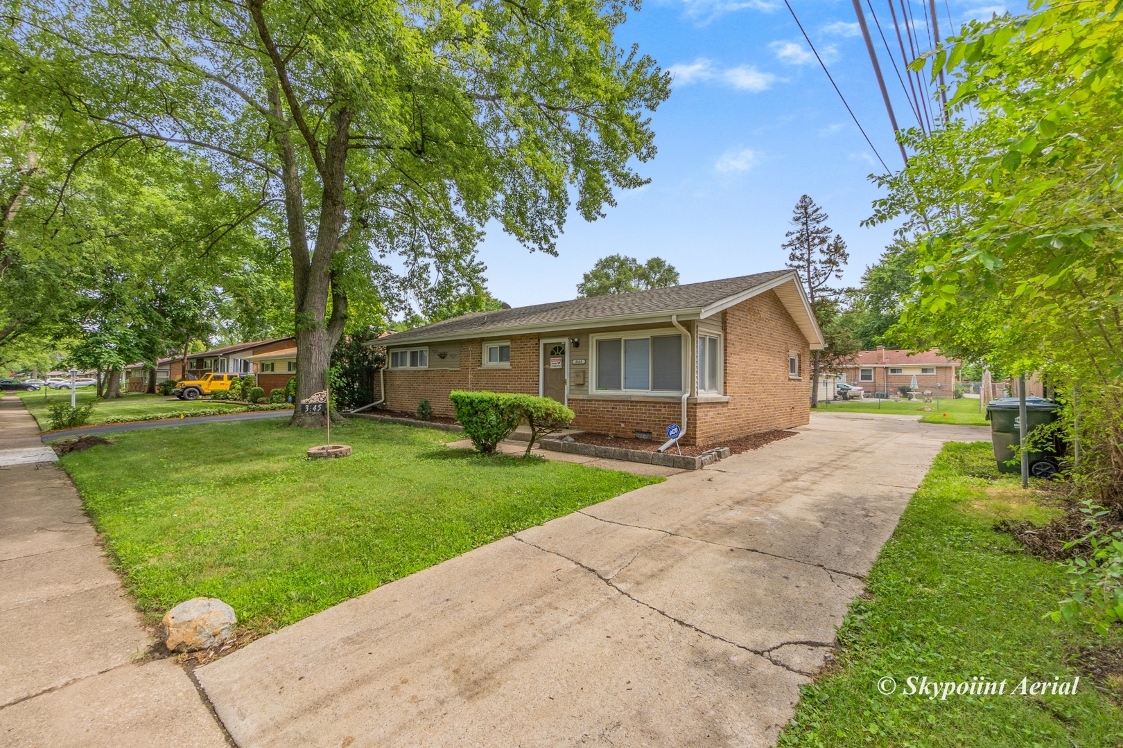 3145 Nottingham Avenue Markham, IL 60428 - Photo 4 of 27 a front view of a house with a yard