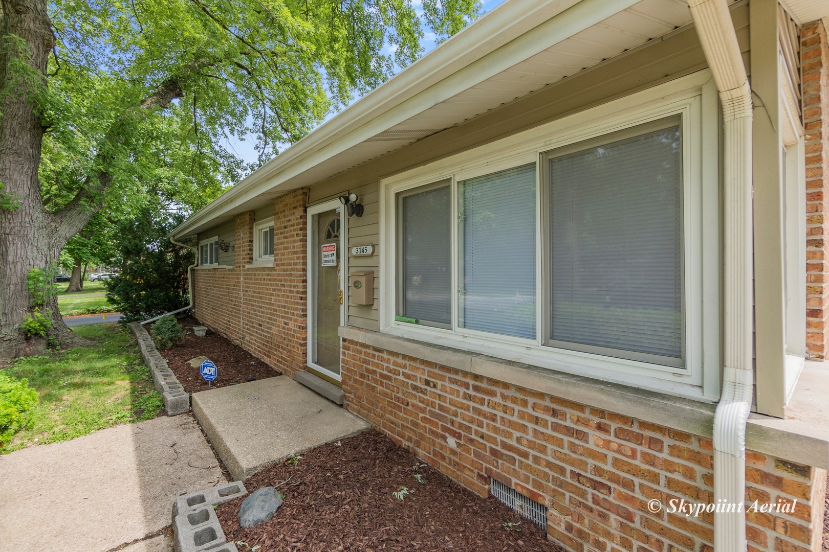 3145 Nottingham Avenue Markham, IL 60428 - Photo 5 of 27 a front view of a house with garden