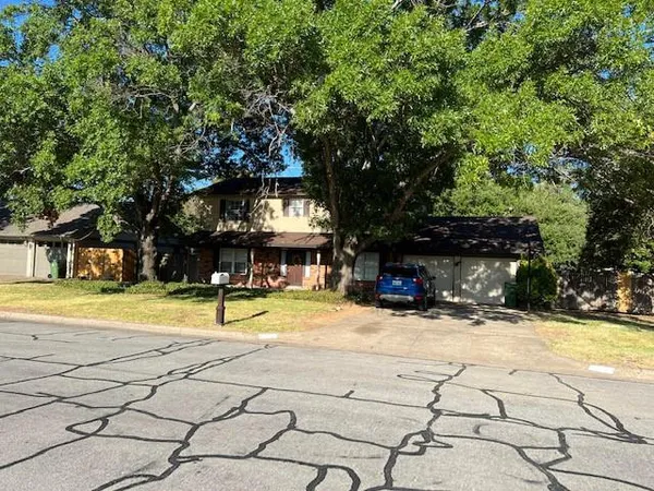 $2,600 | 1912 Winewood Lane, Arlington, TX 76013