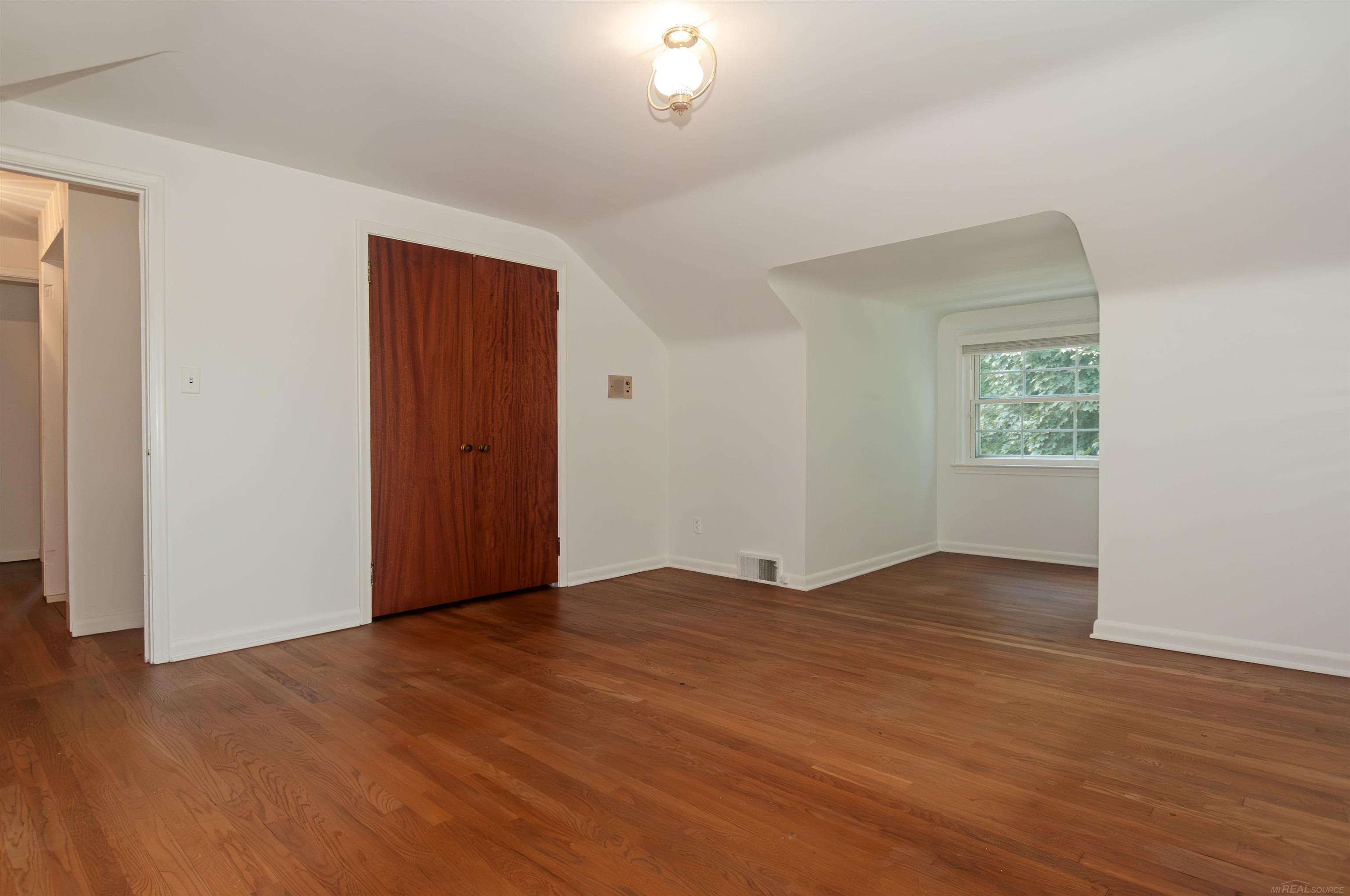 55 Roslyn Road Grosse Pointe, MI 48236 - Photo 36 of 50 50149466-df59f1e0-9555-40eb-ac08-ced0d2622ac5.JPG