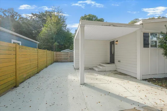 a view of a backyard