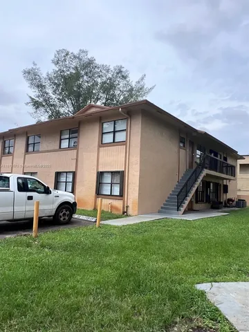 a view of a house with backyard