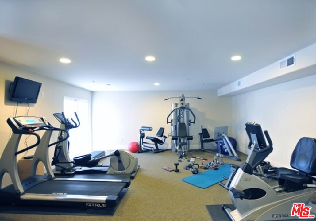 7249 Franklin Avenue, Unit 204 Los Angeles, CA 90046 - Photo 17 of 17 a room with gym equipment and gym equipment