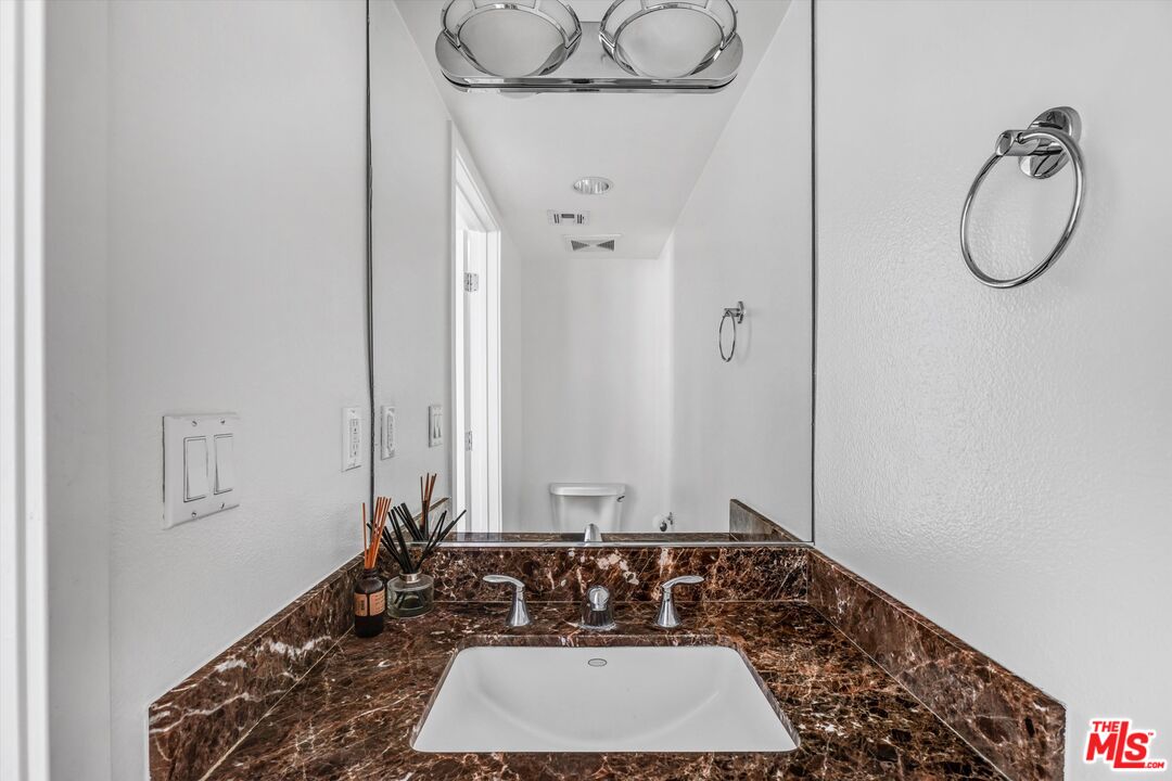 7249 Franklin Avenue, Unit 204 Los Angeles, CA 90046 - Photo 9 of 17 a bathroom with a bathtub
