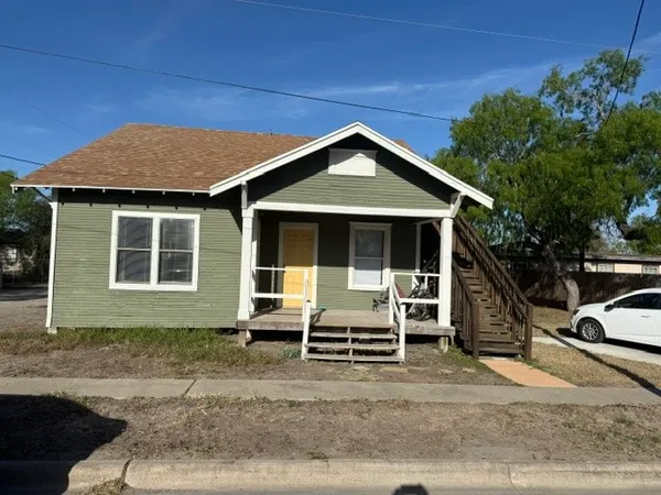$600 | 501 West Ave D, Unit A, Kingsville, TX 78363
