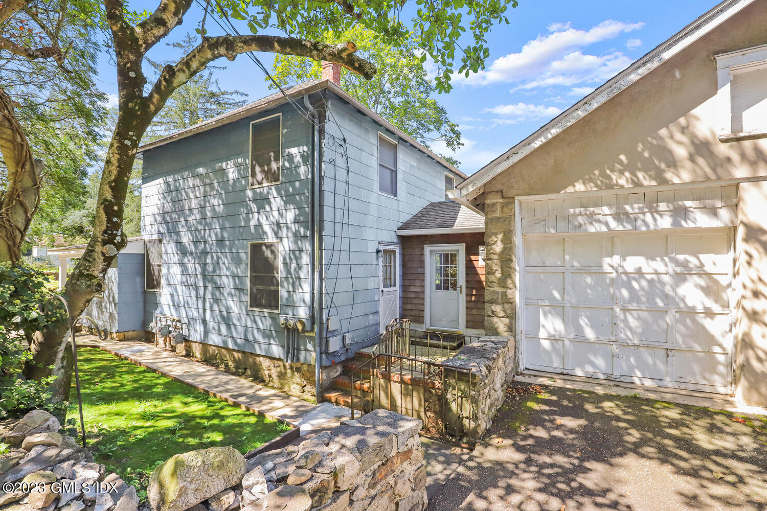 a view of a house with a yard