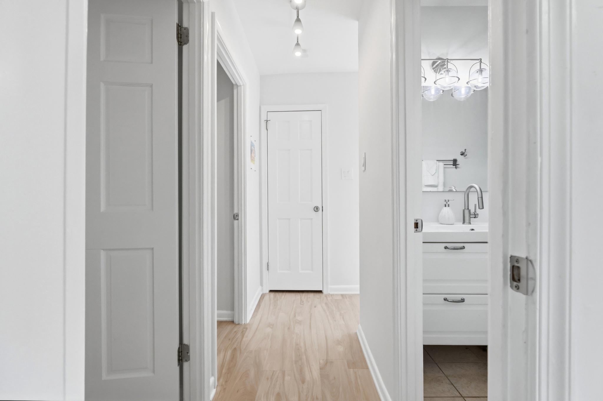 2260 Covent Gardens Court Reston, VA 20191 - Photo 19 of 42 Bright upper-level hallway
