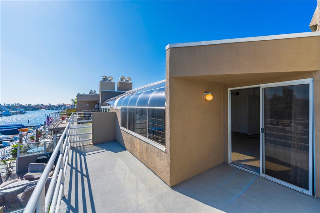 3310 Tempe Drive Huntington Beach, CA 92649 - Photo 24 of 52 a terrace of a building