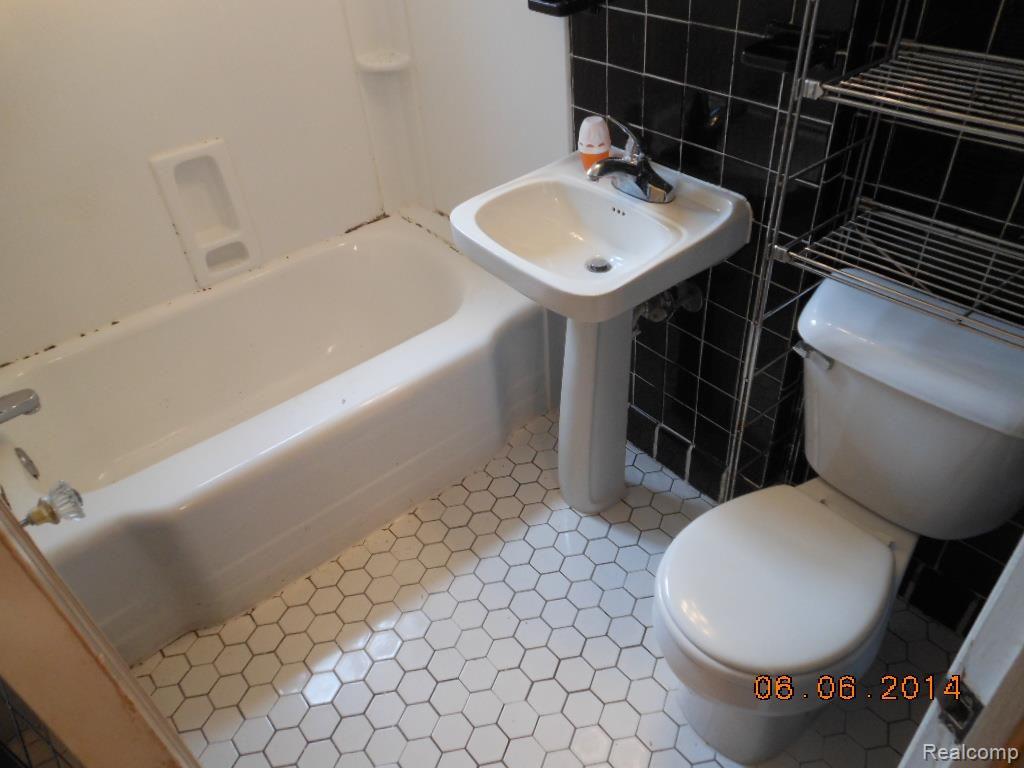 21624 Moross Road Grosse Pointe, MI 48236 - Photo 17 of 24 DSCN5664.jpg