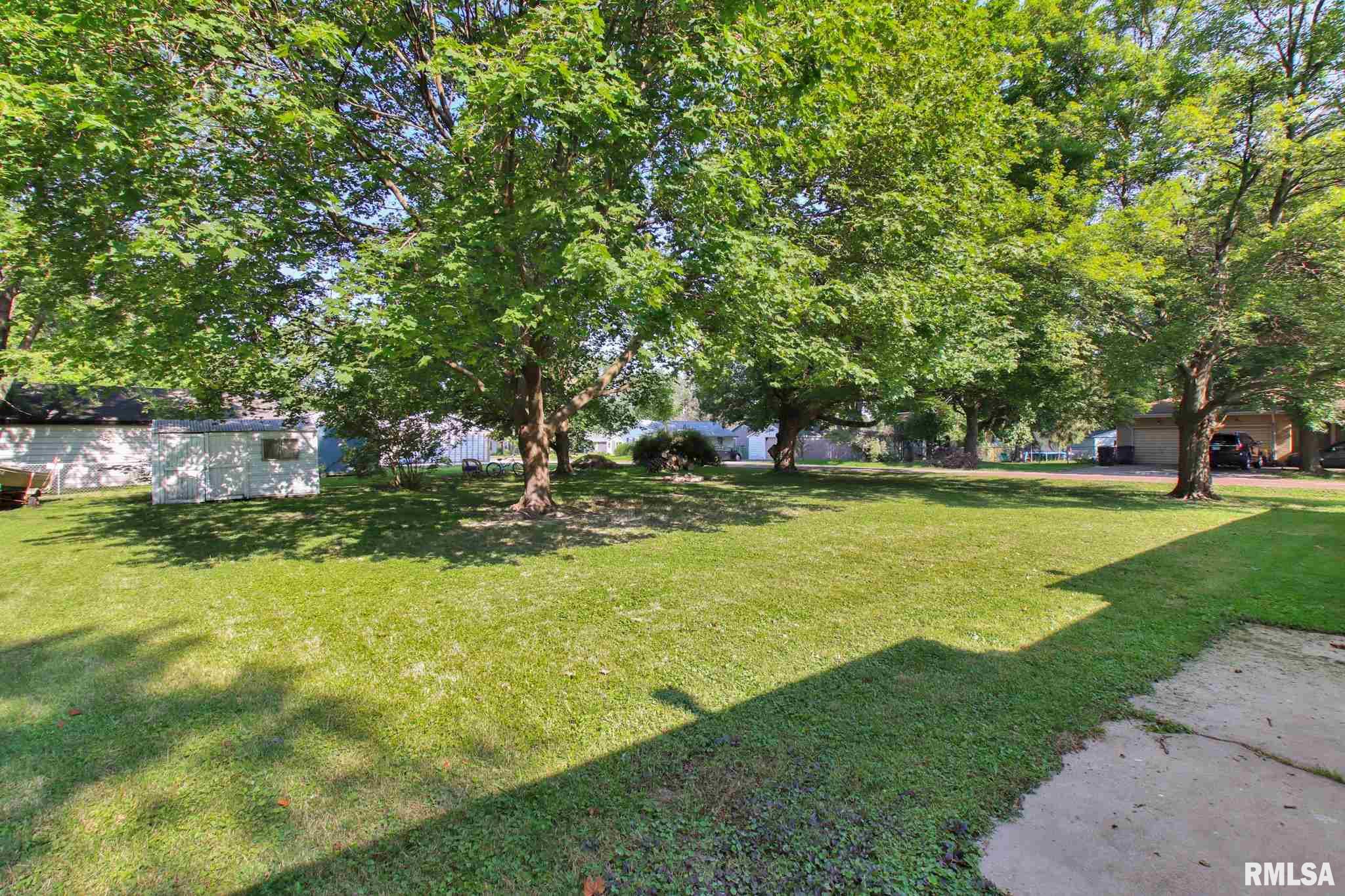 113 Sherwood Park Road Washington, IL 61571 - Photo 6 of 36 Gallery Image 6