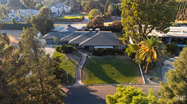 a view of a yard in front of house