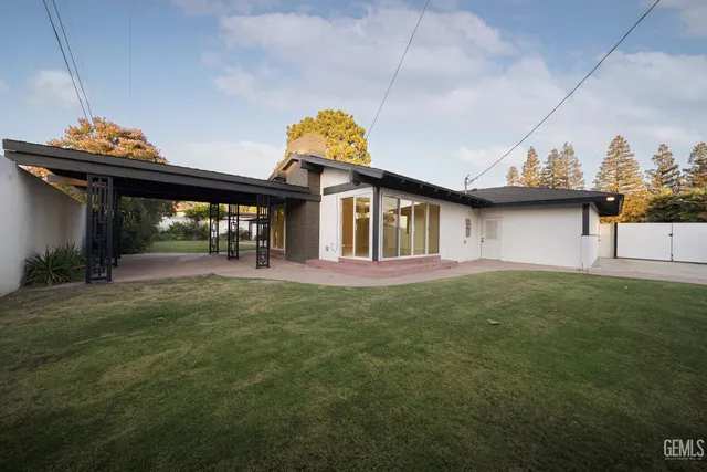 a view of a house with a backyard