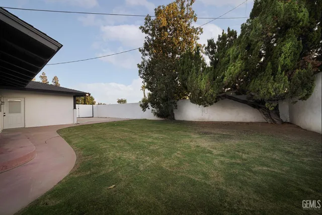 a view of a backyard of the house
