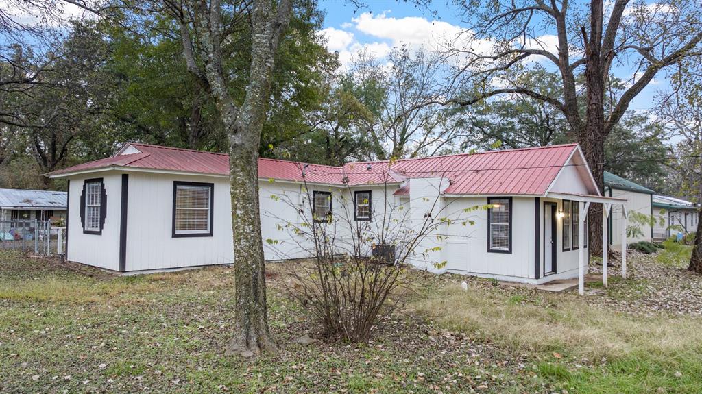 10474 Apache Street Wills Point, TX 75169 - Photo 4 of 29 a front view of a house with garden
