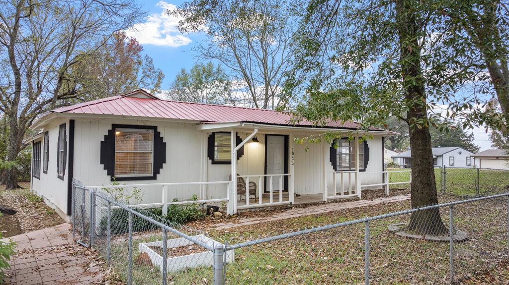 10474 Apache Street Wills Point, TX 75169 - Photo 6 of 29 a front view of a house with garden