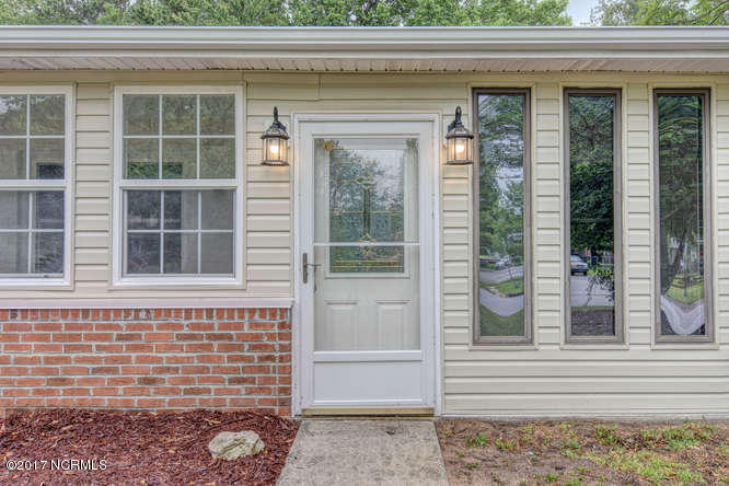 2807 Country Club Road Jacksonville, NC 28546 - Photo 3 of 28 Sunroom Entry