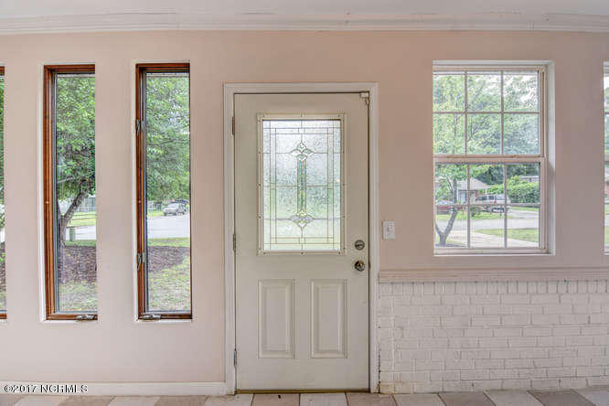 2807 Country Club Road Jacksonville, NC 28546 - Photo 4 of 28 Sunroom Porch