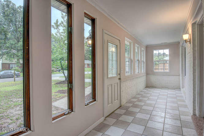 2807 Country Club Road Jacksonville, NC 28546 - Photo 5 of 28 Sunroom Porch