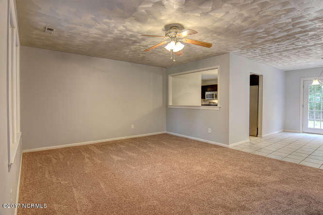 2807 Country Club Road Jacksonville, NC 28546 - Photo 6 of 28 Living Room