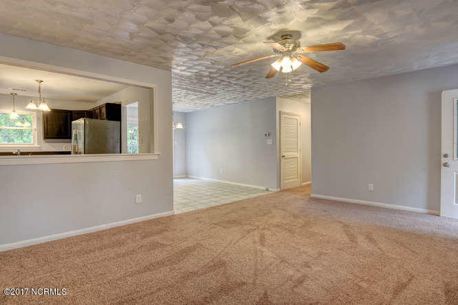 2807 Country Club Road Jacksonville, NC 28546 - Photo 7 of 28 Living room