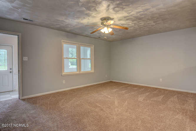 2807 Country Club Road Jacksonville, NC 28546 - Photo 10 of 28 Living Room