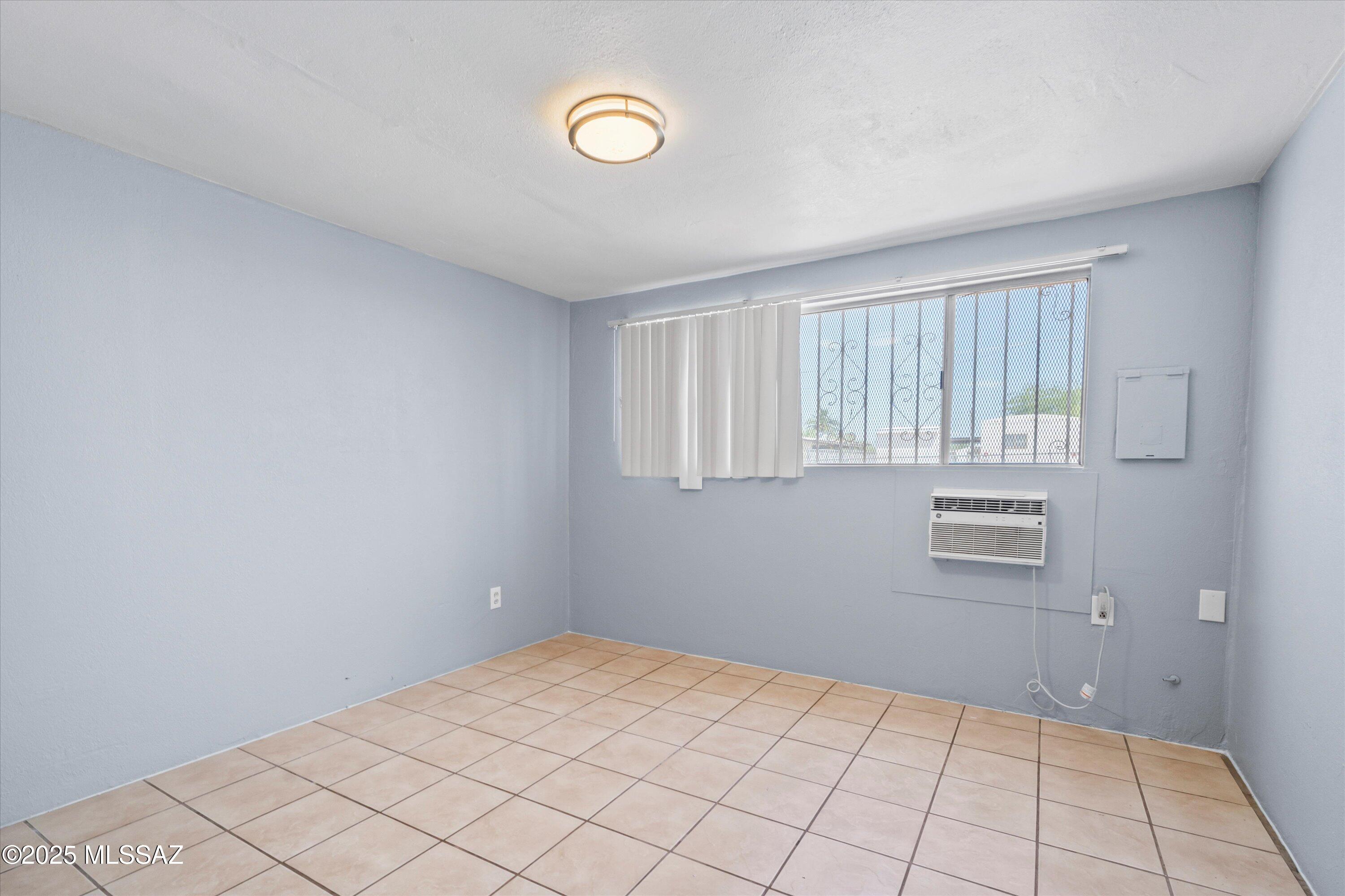 1227 East Ginter Road Tucson, AZ 85706 - Photo 8 of 18 a view of an empty room