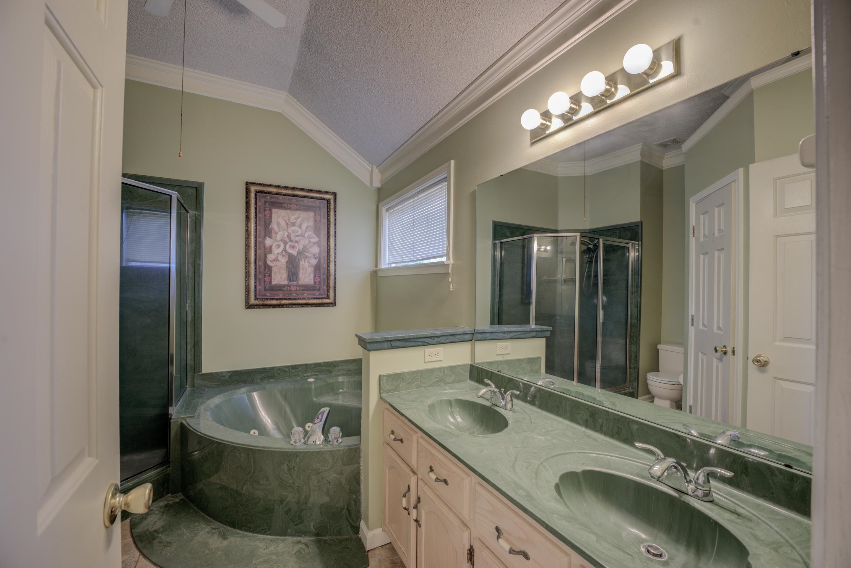 7657 Stone Manor Road Memphis, TN 38125 - Photo 14 of 27 Full bathroom with ornamental molding, vanity, a textured ceiling, toilet, and lofted ceiling