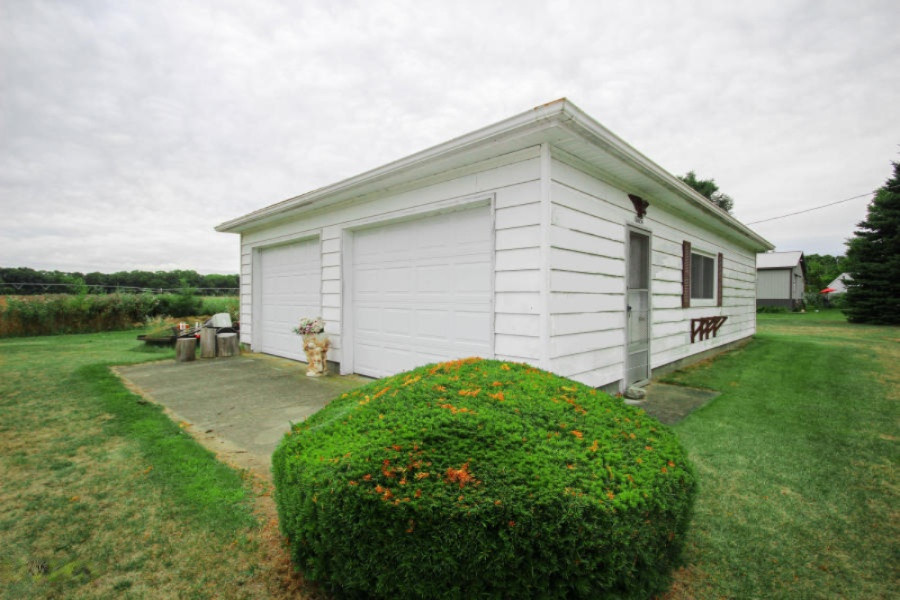 18051 Highway 86 Three Rivers, MI 49093 - Photo 9 of 24 garage-3